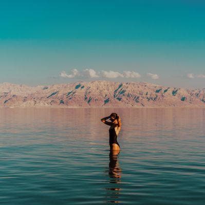 Un bagno nelle benefiche acque del Mar Morto il punto più basso della terra - Mar Morto, Giordania
