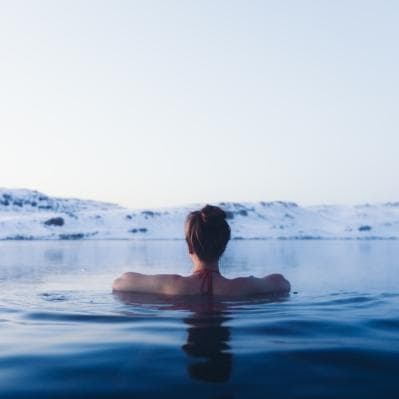 Vök Baths, ad Egilsstaðir, uno speciale bagno termale islandese immerso nella natura e con piscine dal design unico. - Breiddalsvik
