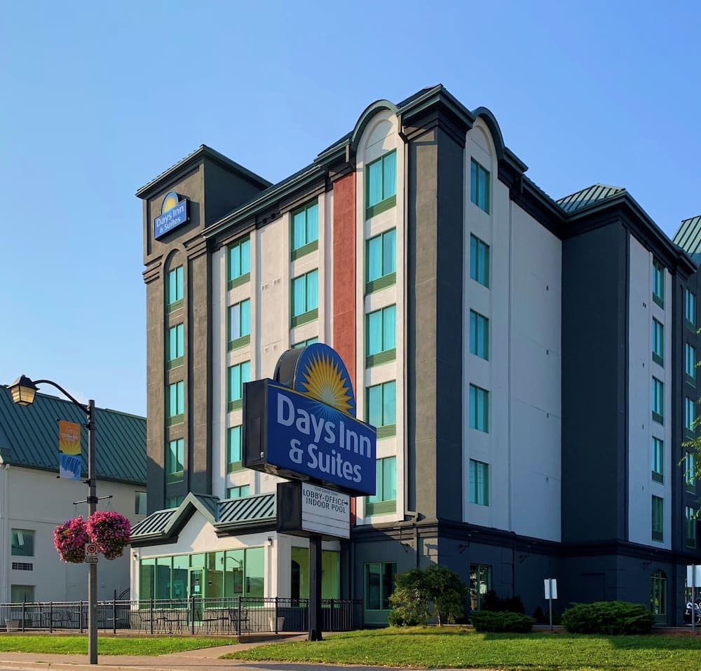 Days Inn & Suites by Wyndham Niagara Falls Centre St. By the Falls