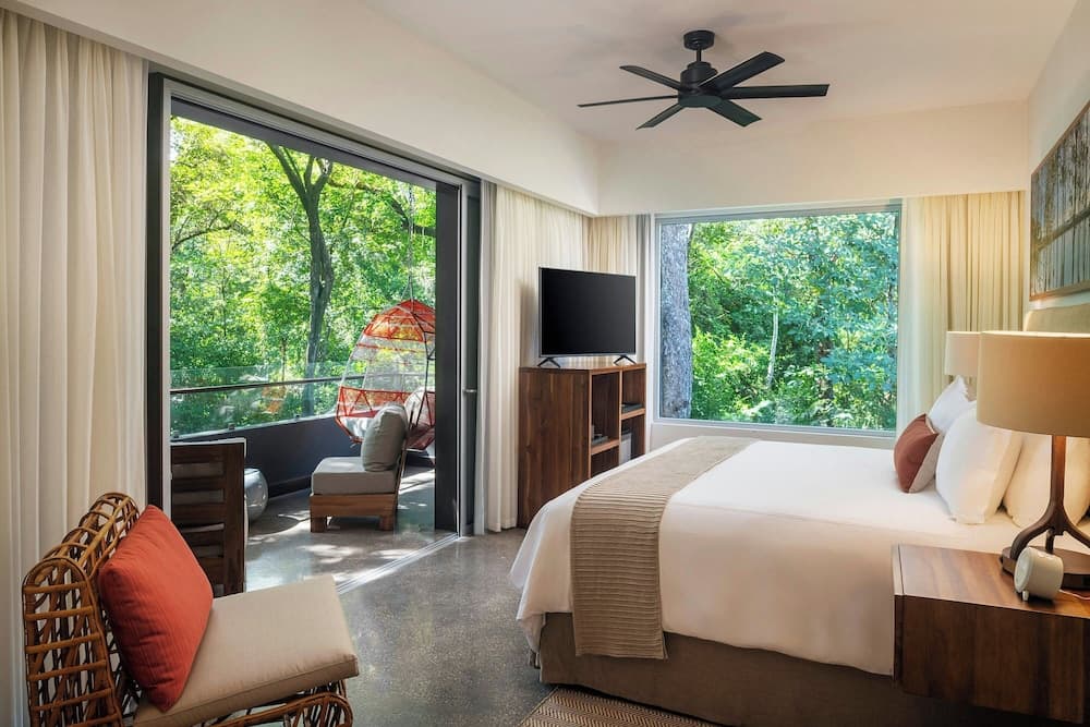 El Mangroove Papagayo, Autograph Collection