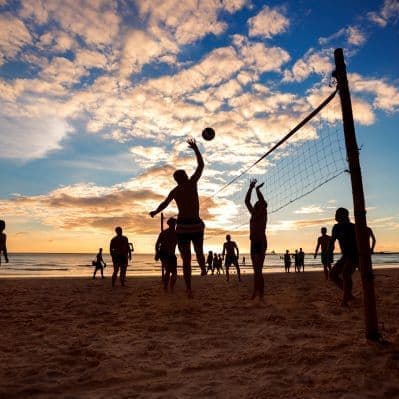 Attività vivaci come tornei di beach volley o windsurf - Watamu