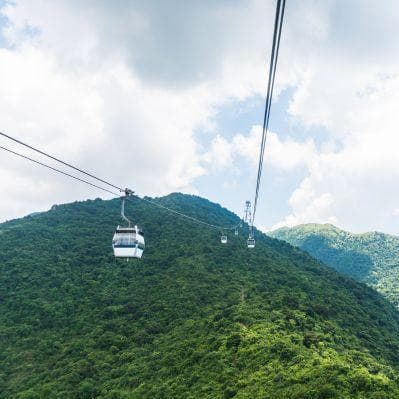 La cabinovia dal fondo di vetro per Ngong Ping e il Big Buddha - Hong Kong
