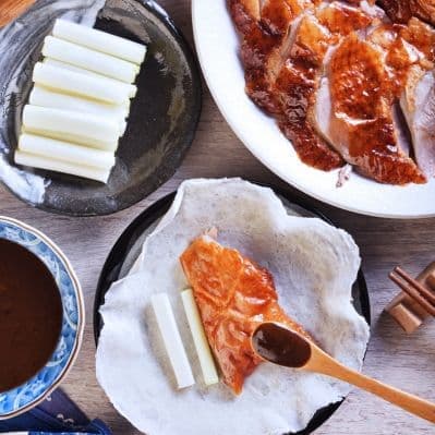 Assaporare la celebre anatra laccata alla pechinese, icona della cucina imperiale - Pechino