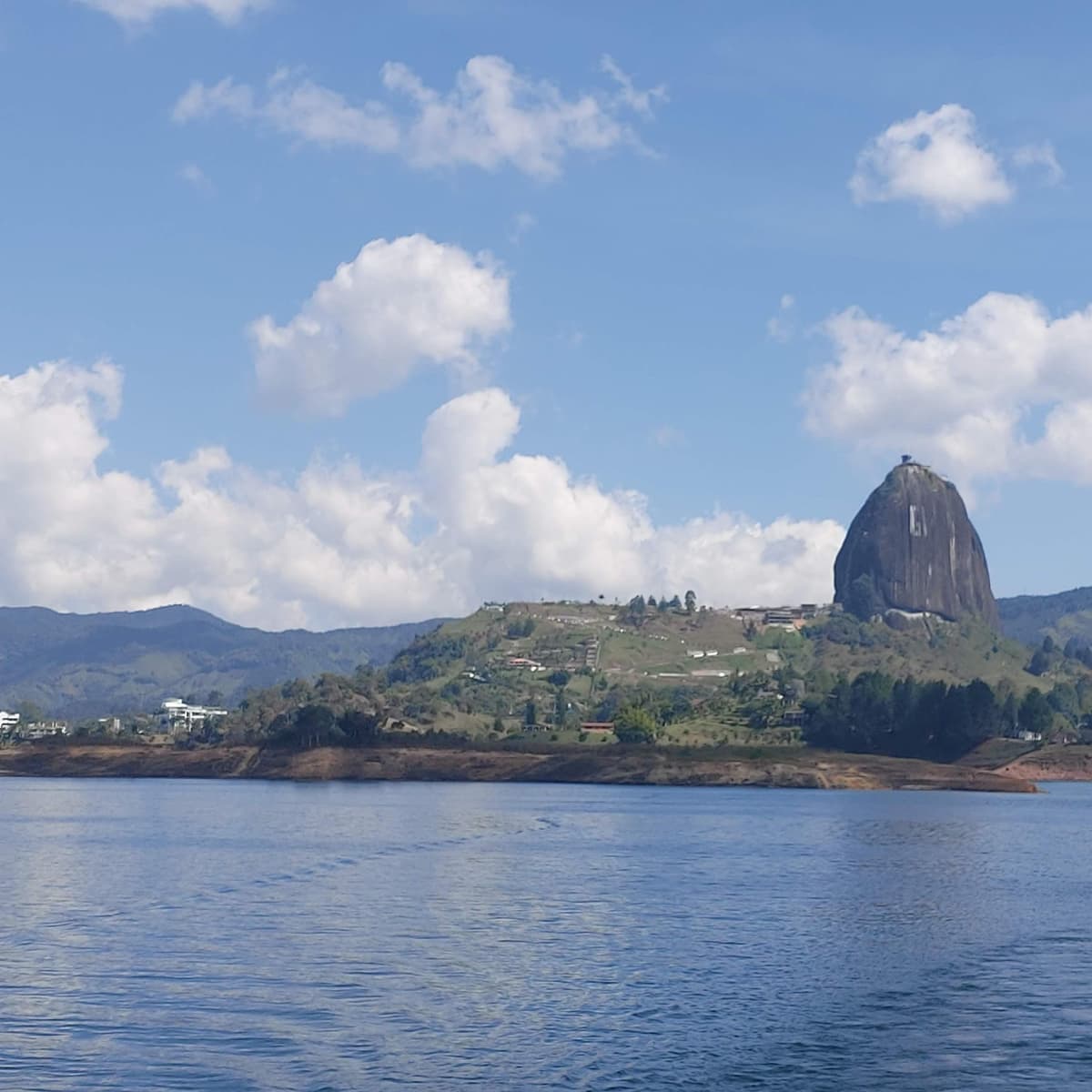 Día 3. Medellín - Tour a Guatapé y piedra del Peñol  - Medellín