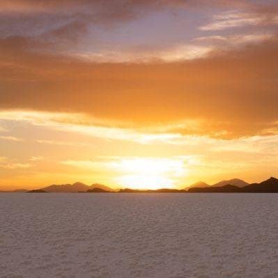 Sorseggiare un aperitivo al tramonto ammirando il Salar de Uyuni - Uyuni