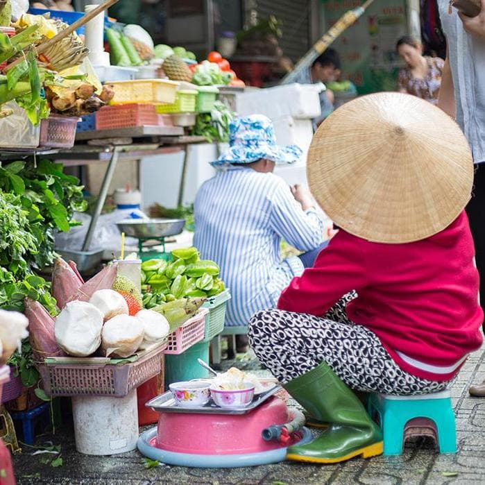Visita inconsueta di Ha Noi a bordo di una Minsk, auto d’epoca sovietica. - Hanoi