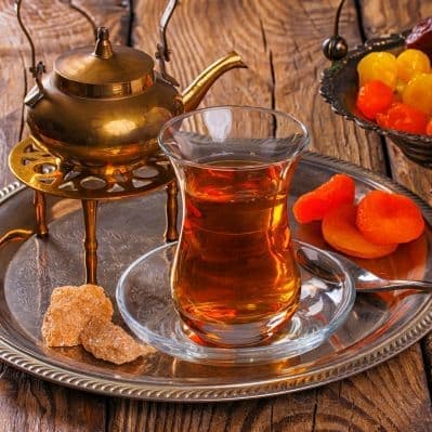 Degustare il tè nero azero nei tradizionali bicchieri armudu - Baku