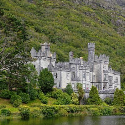 L’Abbazia di Kylemore, romantica dimora neogotica circondata dalle colline boscose del Connemara - Galway