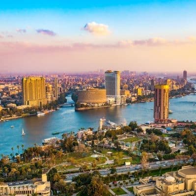 Navigare sul Nilo al tramonto, ammirando le luci della città - Cairo