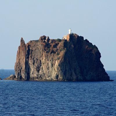 Lo Strombolicchio, piccola isola vulcanica disabitata - Isola di Vulcano