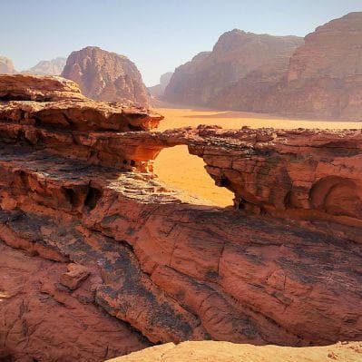 Escursione in auto 4x4 tra spettacolari montagne e distese sabbiose del deserto di Wadi Rum - Petra