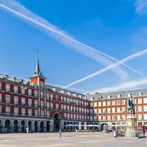 Día 1º: (Domingo) AMÉRICA - MADRID - Madrid