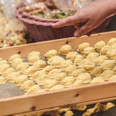 La “produzione” di orecchiette fra i vicoli di Bari - Bari