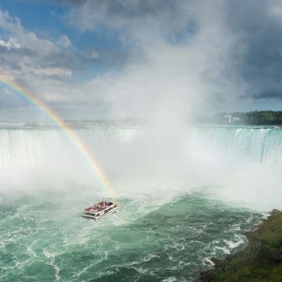 Navigare tra acque impetuose fino al fronte delle cascate del Niagara - Cascate del Niagara NY