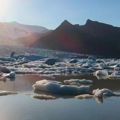 Navigazione nella Laguna glaciale di Fjallsárlón per ammirare il paesaggio glaciale dove gli iceberg arrivano fino al mare - Breiddalsvik