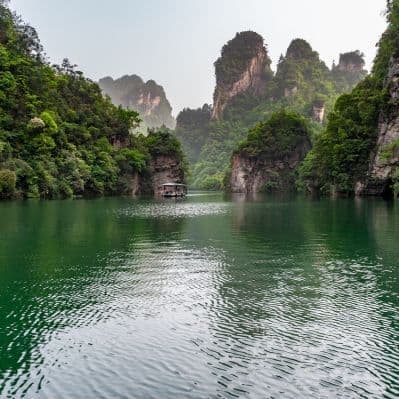 Navigare sulle acque del lago Baofeng, circondati da un passaggio incantato - Shanghai
