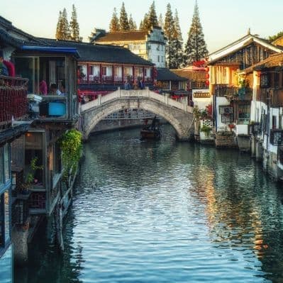 Navigare sulle acque del lago Baofeng, circondati da un passaggio incantato - Shanghai