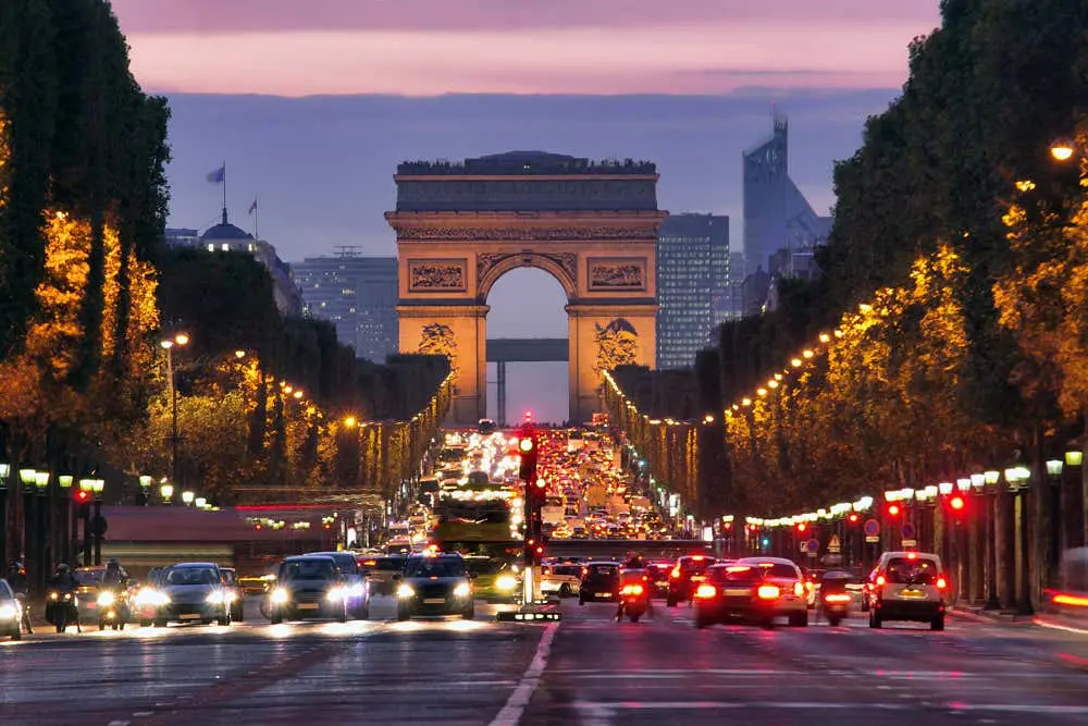 Tour nocturno por París + Espectáculo en el Moulin Rouge
