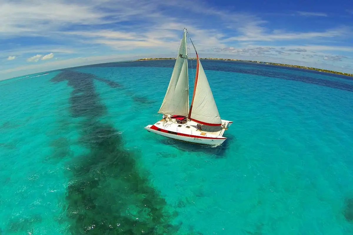 Excursión a Isla Mujeres en catamarán