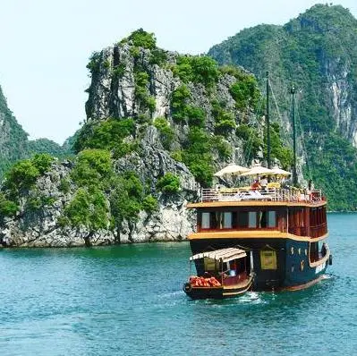 Crociera nella Baia di Lan Ha, parte della baia di Ha Long (Patrimonio mondiale dell'UNESCO) a bordo di una elegante giunca  - Baia di Halong