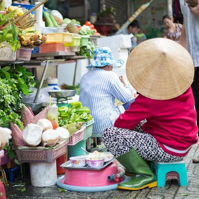Visita inconsueta di Ha Noi a bordo di una Minsk, auto d’epoca sovietica. - Hanoi