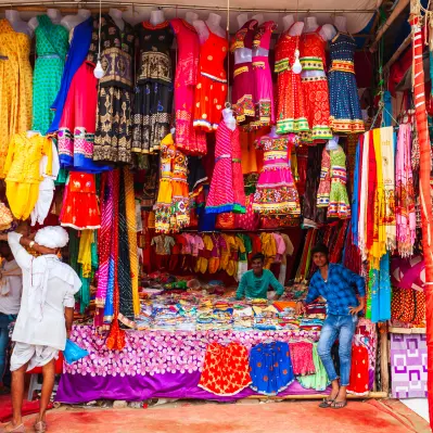 A Delhi visita del Champa Gali, luogo poco conosciuto che sorge nel pittoresco quartiere di Saidulajab con strade di ciottoli, fiancheggiate da caffè, bistrot e negozi di curiosità, che ricorda i vecchi quartieri di Parigi - Delhi