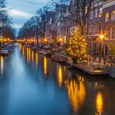 La calda atmosfera delle luci che si riflettono sui canali - Amsterdam