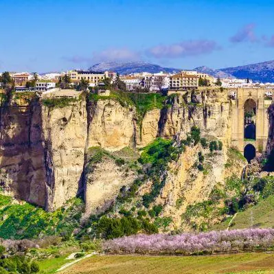 Ronda, arroccata su di una profonda gola “El Tajo” che separa la città nuova dalla parte antica in stile moresco - Ronda