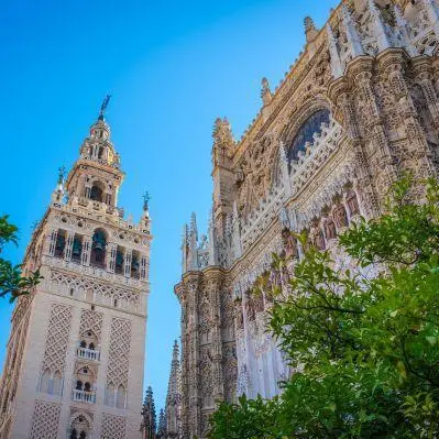 La Cattedrale di Siviglia, con la torre della Giralda, una fra le più grandi chiese gotiche del mondo - Siviglia