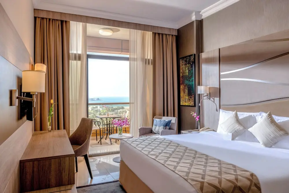 Two Seasons Hotel & Apartments 4*