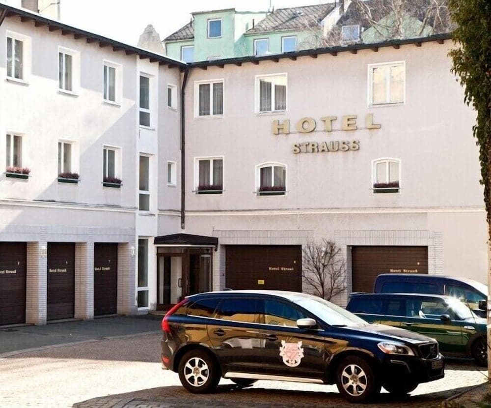 HOTEL STRAUSS, 