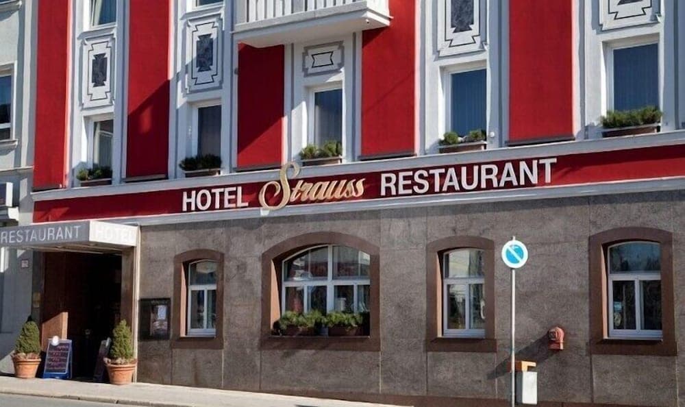 HOTEL STRAUSS, 