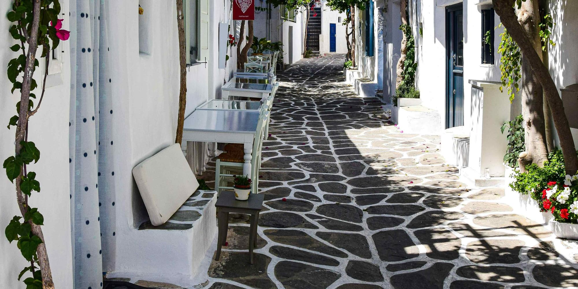 DÍA 3: PAROS – NAVEGACIÓN ENTRE ISLAS Y RELAJACIÓN