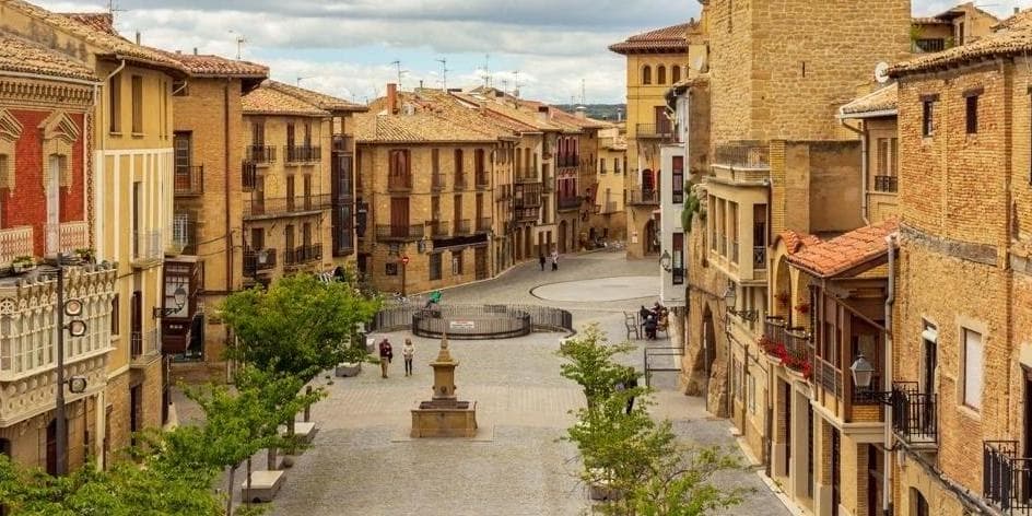 JOUR 3 – VILLAGE DE LÉGENDE ET SOUVENIRS GOURMANDS