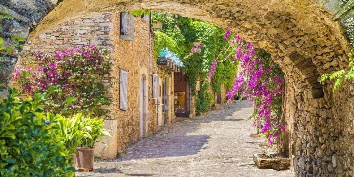 JOUR 2 – VIGNOBLES, BRAISES ET CHÂTEAUX GOURMANDS