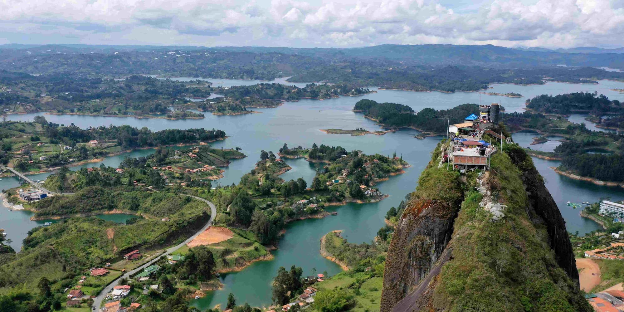 Día 2. Medellín – Tour a Guatapé y Piedra del Peñol
