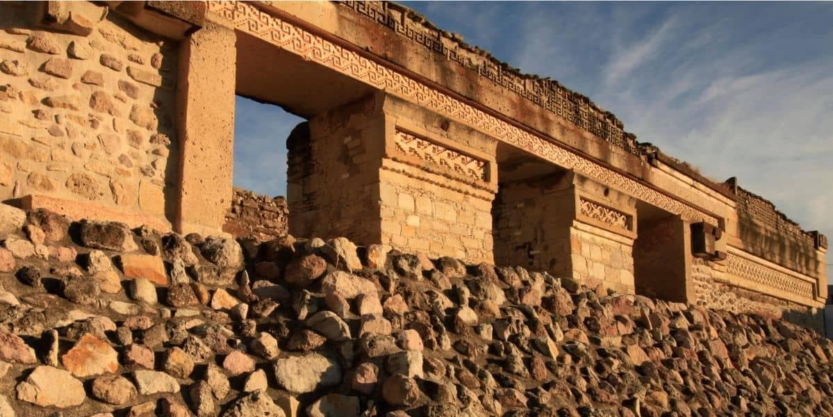 DÍA 6 MIERCOLES TULE – ZONA ARQUEOLÓGICA DE MITLA - CUEVAS DE MITLA – TALLER DE VELAS - TEOTITLÁN DEL VALLE – FÁBRICA DE MEZCAL