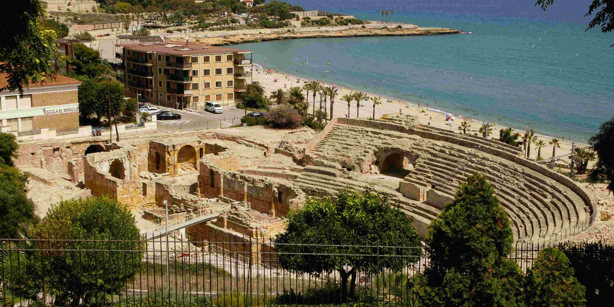 JOUR 1 : ENTRE RUINES ROMAINES, SAVEURS MODERNISTES ET COUCHERS DE SOLEIL SUR LA COSTA DAURADA