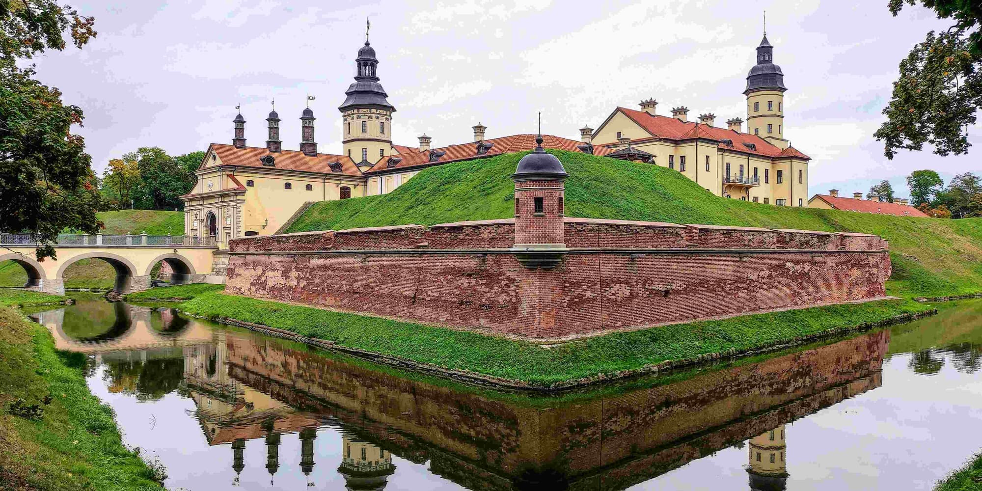 Day 4: EXCURSION TO NESVIZH CASTLE & SHOPPING TOUR 