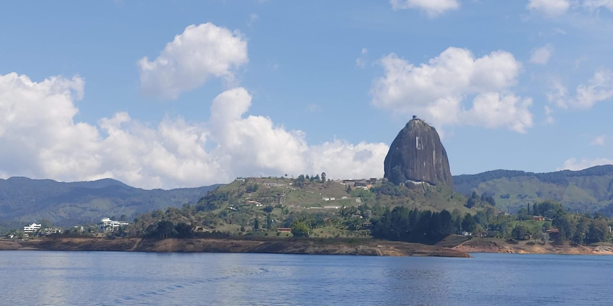 Día 3. Medellín - Tour a Guatapé y piedra del Peñol 