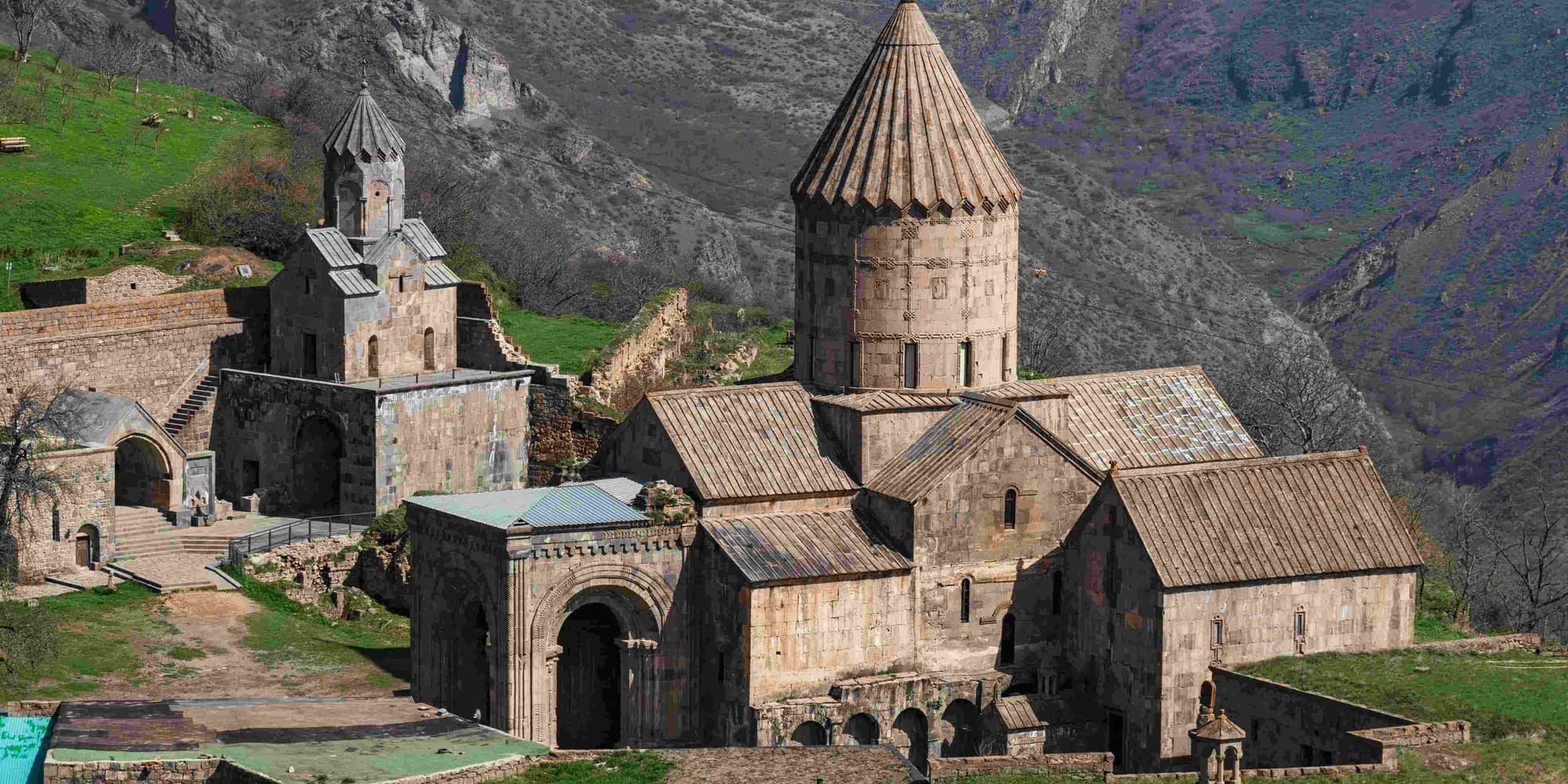 DIA 2: MOSTEIROS TROGLODITAS E CÂNTICOS DE PEDRA