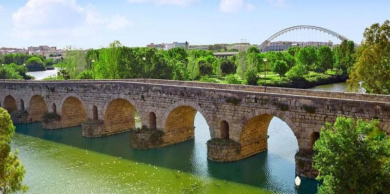 DÍA 1: HISTORIA MILENARIA, MERCADOS CON SABOR Y VINOS CON CARÁCTER