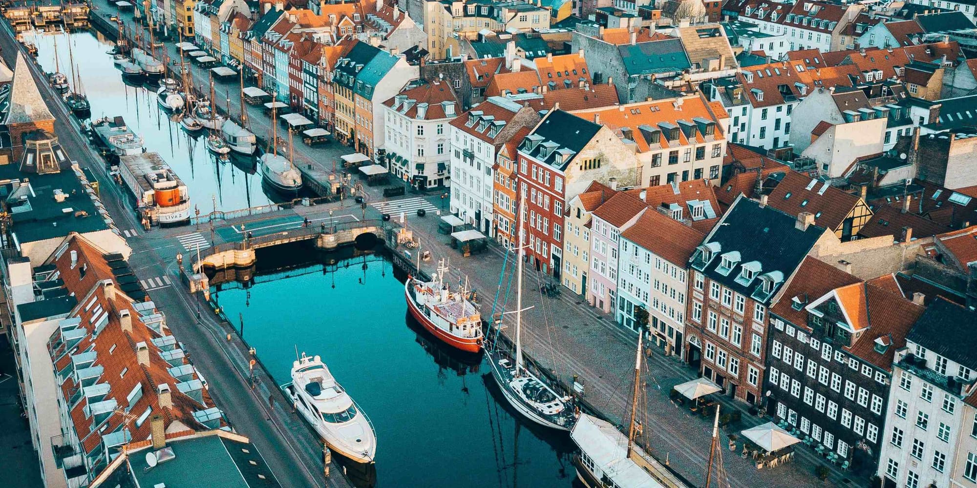 DÍA 1: LLEGADA A COPENHAGUE – EXPLORACIÓN Y BIENVENIDA