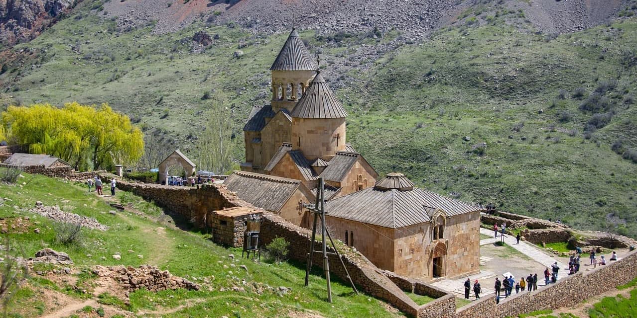Giorno 7: Tatev – Noravank – Areni – Khor Virap – Yerevan - Santa Messa presso il Monastero di Noravank (B/L/--)