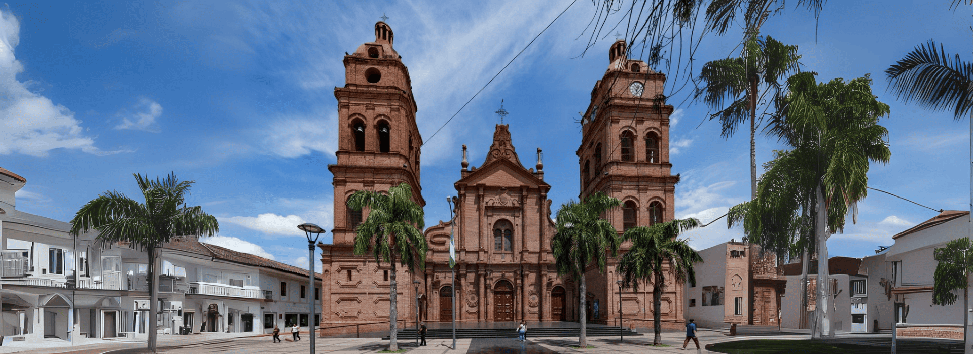 Catedral Metropolitana de Santa Cruz de la Sierra con cielo despejado y palmeras