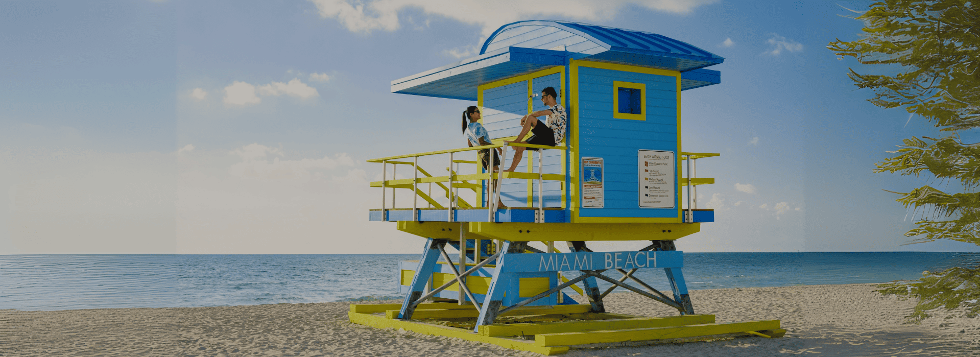Torre de vigilancia en la playa de Miami con vista al mar y cielo despejado