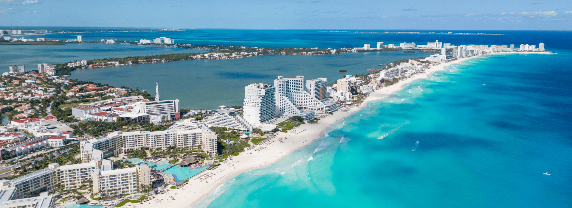 Vista aérea de la zona hotelera de Cancún con playas de arena blanca y mar turquesa
