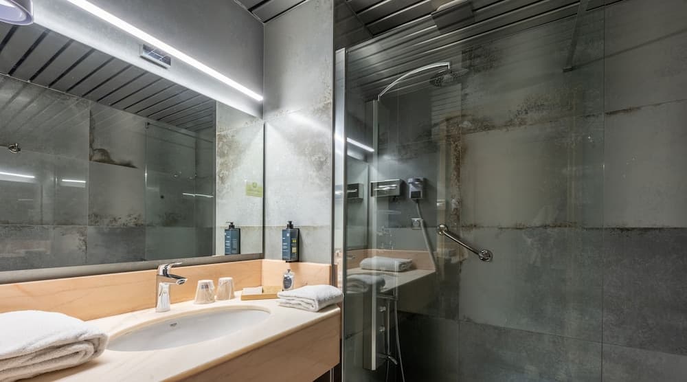 Hôtel Le Yachtman, The Originals Collection, Bathroom