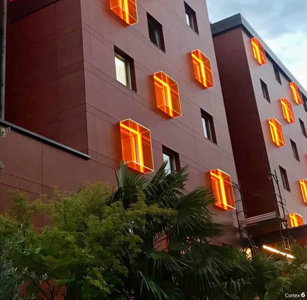 Antony Hotel, Front of property