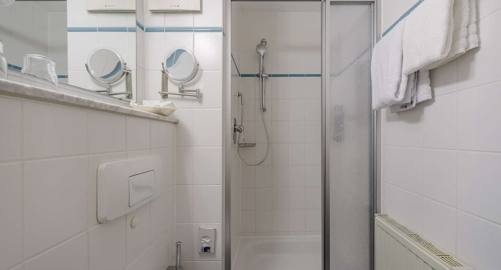 PLAZA INN Blankenburg Ditzingen, Sure Hotel Collection, Bathroom